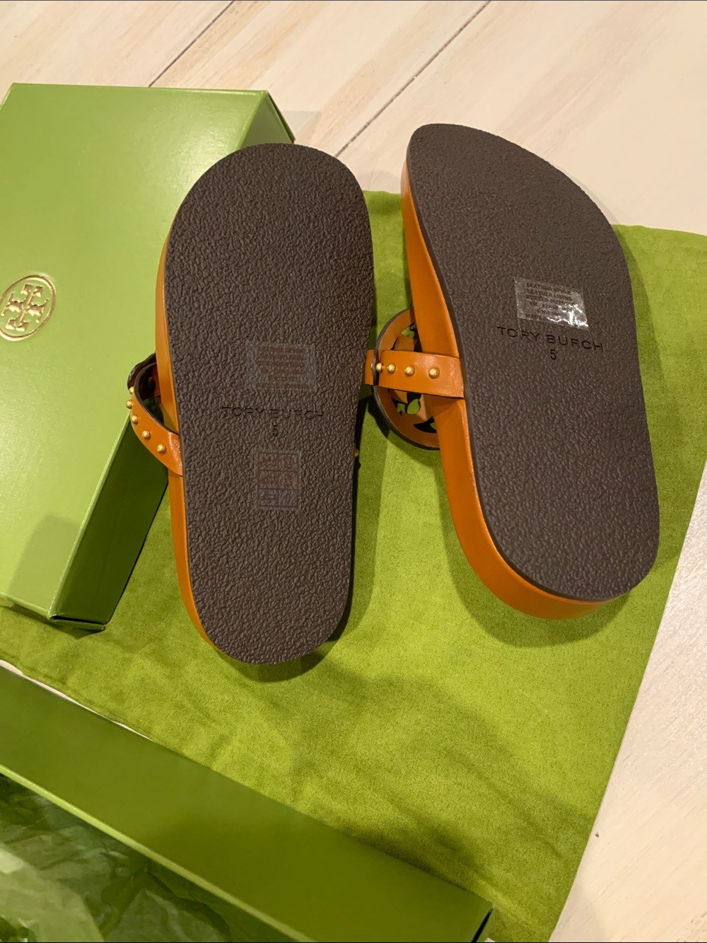 Tory Burch Leather Thong Sandals in Cognac with Gold Emblem NEW - Picture 3 of 4